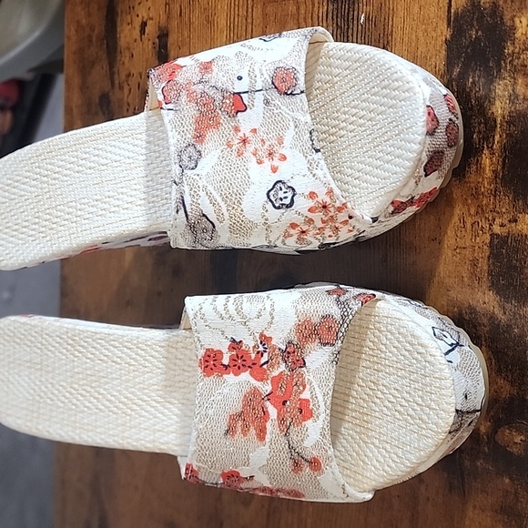 Red printed Patteren Thick Side Water proff Thick Bottom Wedge Sandles Vaction - Picture 3 of 5